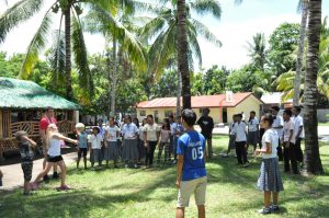 jorgen-hanna-paetur-enjoy-playing-volleyball-with-students-in-binalbagan-school